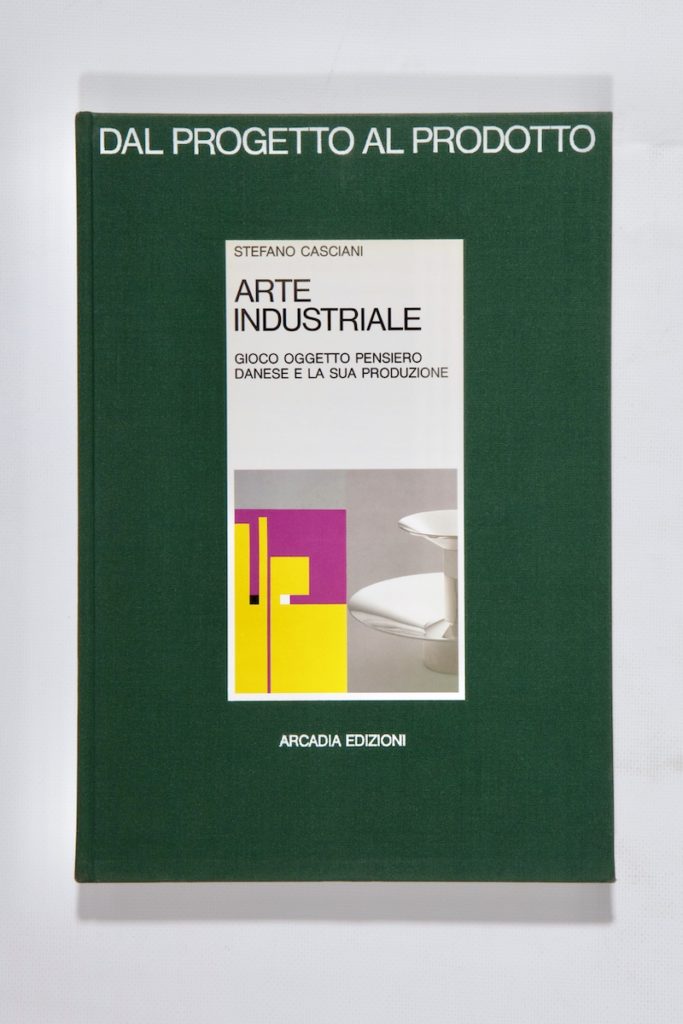 Il volume Arte Industriale. Danese e la sua produzione, Arcadia 1988, quasi un catalogue raisonné della lunga esperienza di Bruno Danese e Jacqueline Vodoz con Mari e Munari. Grafica di Elio Mari