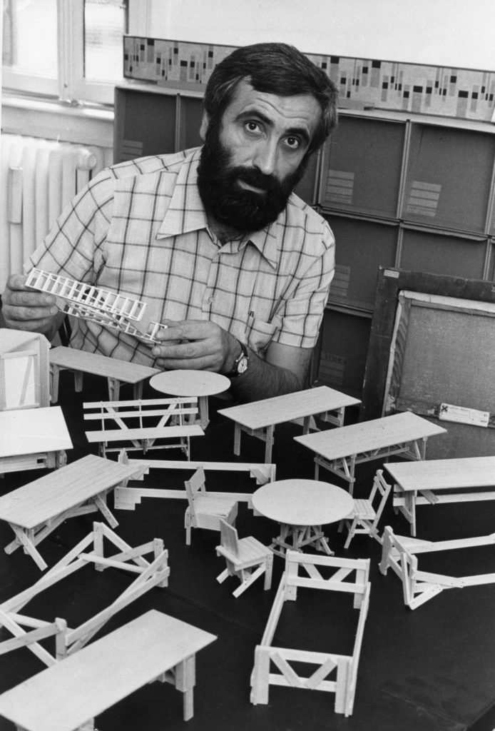 Enzo Mari con i modelli di mobili della "Proposta per un'autoprogettazione", Milano 1974.