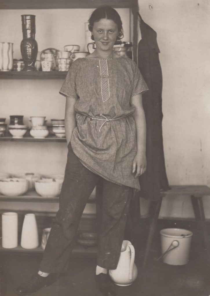 Eva Stricker-Zeisel, designer e ceramista ungherese (1915-2020) attiva in Germania, URSS e USA, nella fabbrica di ceramica Schramberg, 1929 © Stadtmuseum Schramberg