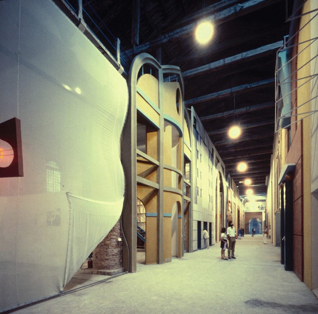 La "Strada Novissima" alla Biennale di Architettura di Venezia "La Presenza del PASSATO". Al centro, la facciata disegnata da Portoghesi.