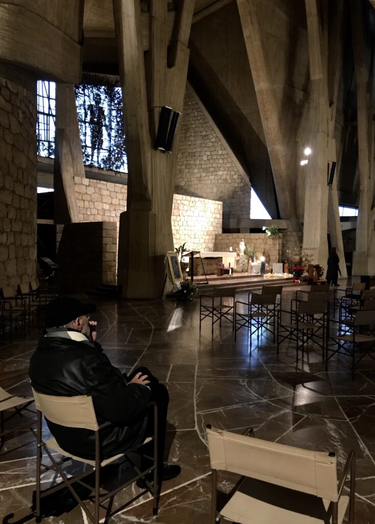 Thom Mayne in visita alla Chiesa sull'Autostrada di Giovanni Michelucci, dicembre 2022 (foto Stefano Casciani)