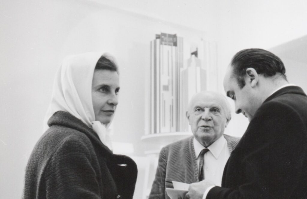Lisa e Gio Ponti con un visitatore alla mostra dei Grattacieli Colorati Triangolari di Ponti, Milano, circa 1969: foto Giorgio Casali