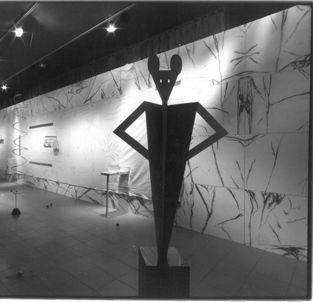 A. Branzi, scultura "Mickey Dux" per la mostra "Mussolini's Bathroom" per Zanotta, Centrodomus Milano 1982 (con Studio Alchimia, Carla Ceccariglia, Stefano Casciani), ph. Santi Caleca