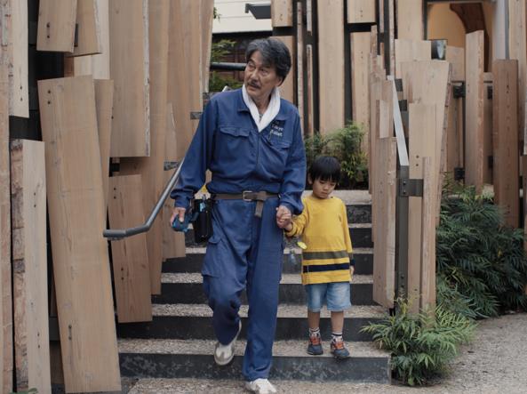 ’ultimo film di Wim Wenders, “Perfect days”.

Attraverso gli occhi del protagonista Hirayama (interpretato dal bravissimo Koji Yakusho), che per lavoro si occupa della pulizia dei bagni pubblici a Tokyo