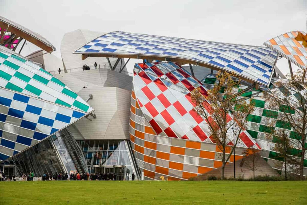Frank O Gehry, architetto del decostruttivismo moderno demiurgo del cheapscape