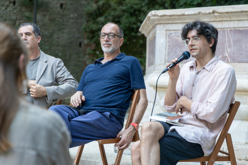 Luca Molinari “Le stanze sono mondi dove lo sguardo non si ferma mai”