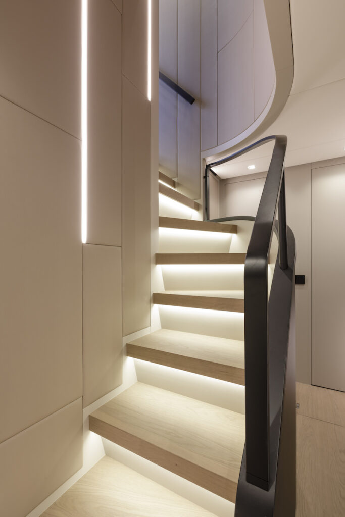 Mangusta GranSport  yacht lusso parquet rovere scale 