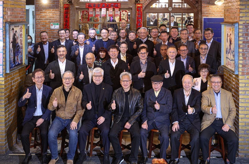 Il CEO di Nvidia, Jensen Huang, posa per una foto di gruppo durante una cena da lui organizzata a Taipei con i dirigenti delle aziende tecnologiche taiwanesi.
