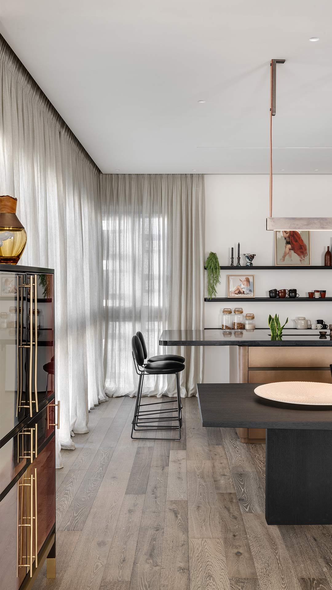 Harmony of wood and light for a penthouse in Tel Aviv