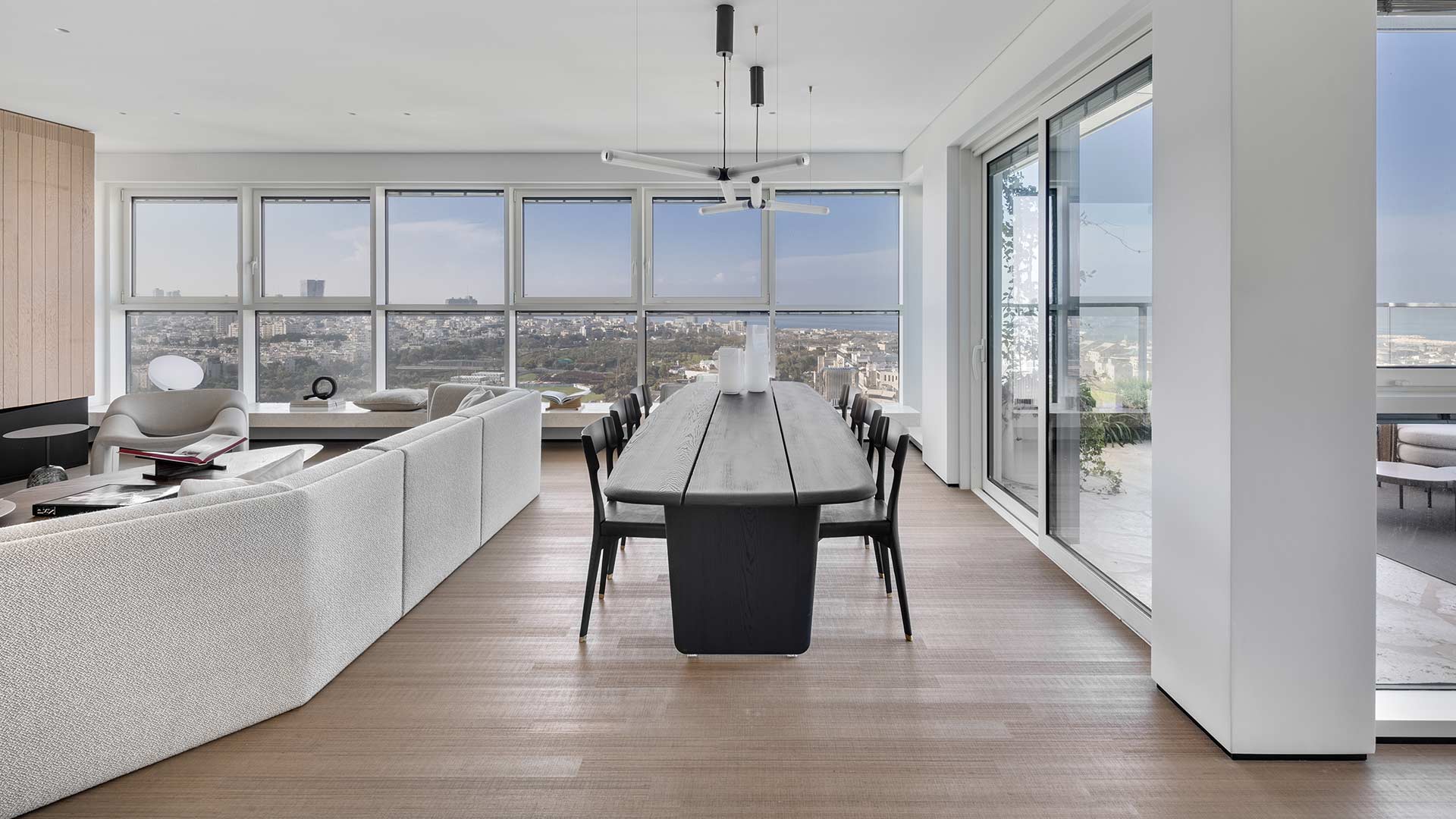 A bright and spacious penthouse in the heart of Tel Aviv