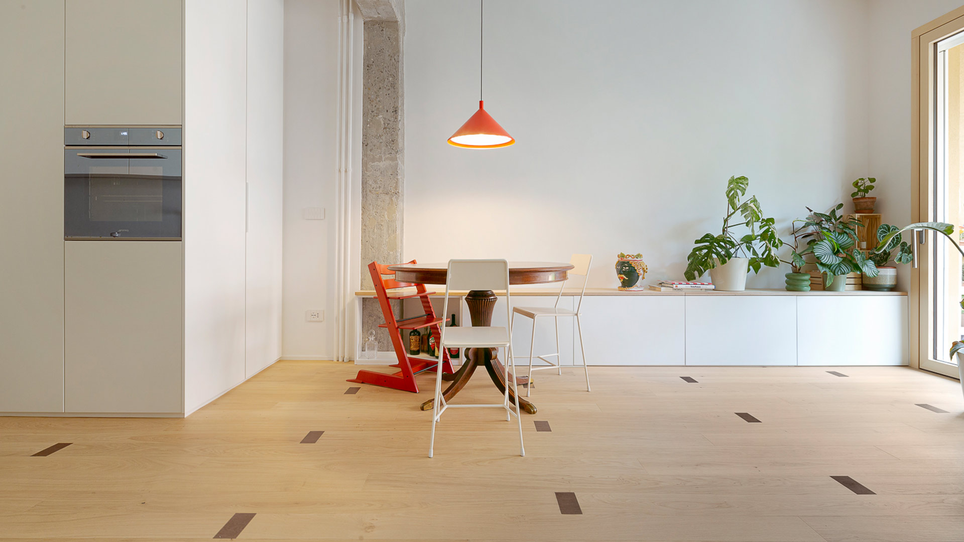 HOUSE B.V.: Interior design between rigor and the sensitive dialogue of forms