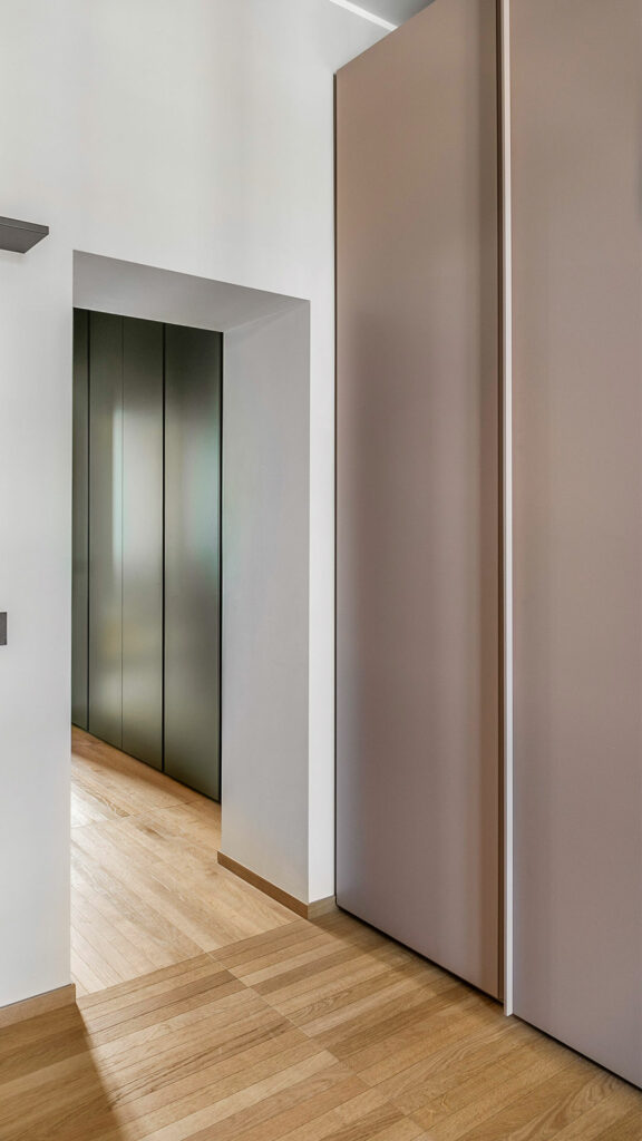 Apartment mit hellem Parkettboden