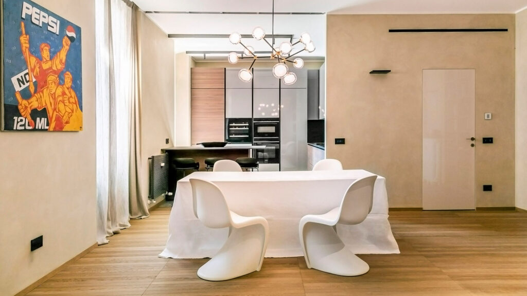 Apartment mit hellem Parkettboden