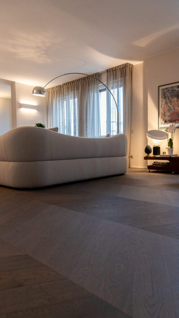 penthouse con vista su City Life con parquet scuro in the living room